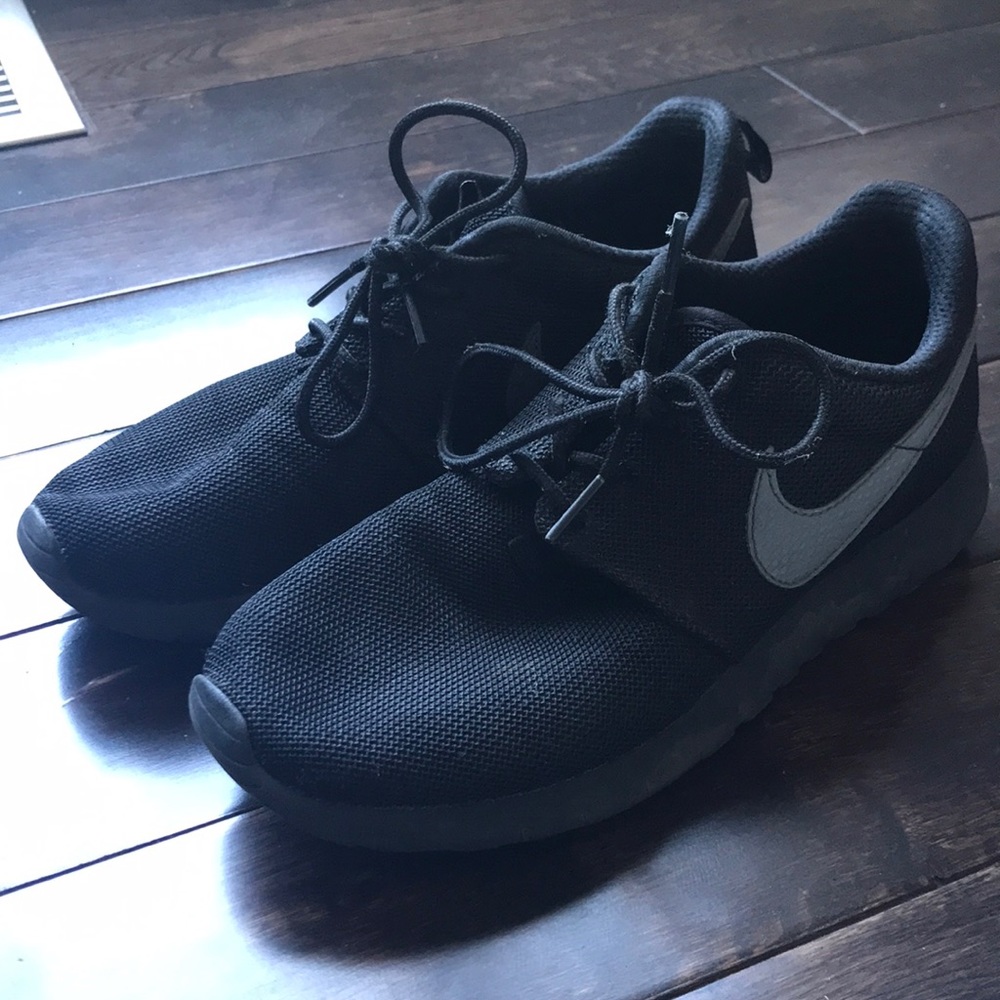 Girls black NIKE sneakers size 4.5